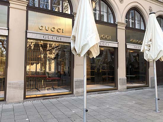 Leerstehende Geschäfte in der Maximikliansdtraße wie hier Gucci (ªFoto: Martin Schmitz)